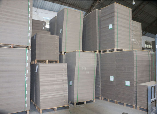 Envases de cartón gris claro de fábrica