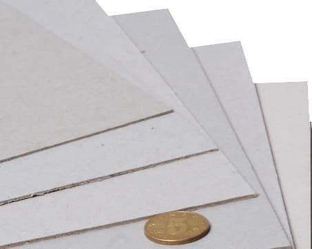 El papel de cartón gris y el cartón grueso se utilizan para empacar el modelo de papel de cartón de forro