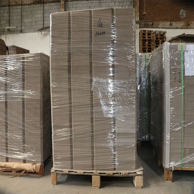 Tarjetas de chips grises de recubrimiento de un solo lado hechas de pasta reciclada para envases sostenibles