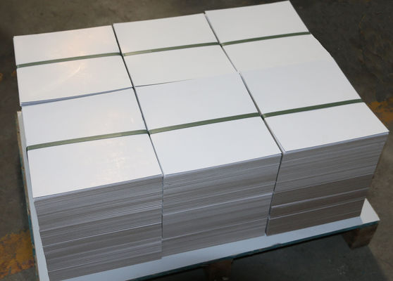Papel offset revestido de una sola cara con fondo gris claro de cartón duplex reciclado