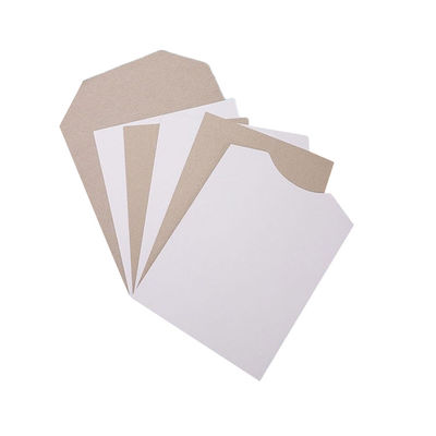 Tarjetas de papel de cartón blanco con fondo gris.