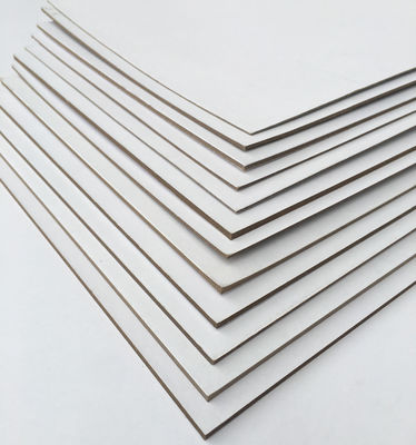 Tarjetas blancas de doblex de 300 gramos de pulpa mixta de doblex de fondo gris a prueba de humedad