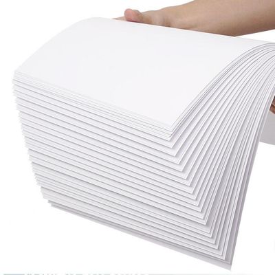 58-120gm Papel offset sin madera Papel blanco en rollos o hojas Muestra gratuita