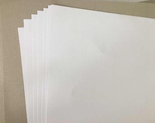 Hoja de papel de impresión offset sin revestimiento de madera de 70 gsm de color blanco alto