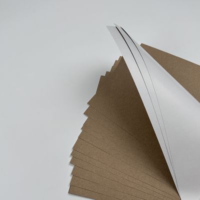 Carpeta con recubrimiento frontal blanco GC4 Kraft de espalda 280 GSM 660*1016