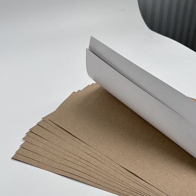 Carpeta con recubrimiento frontal blanco GC4 Kraft de espalda 280 GSM 660*1016